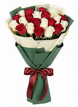 Букет Микс из красных и белых роз в Слободе