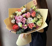 Букет цветов из:  Розы, Лизиантусы и Гвоздики #REPLACE_PRED# Слободе