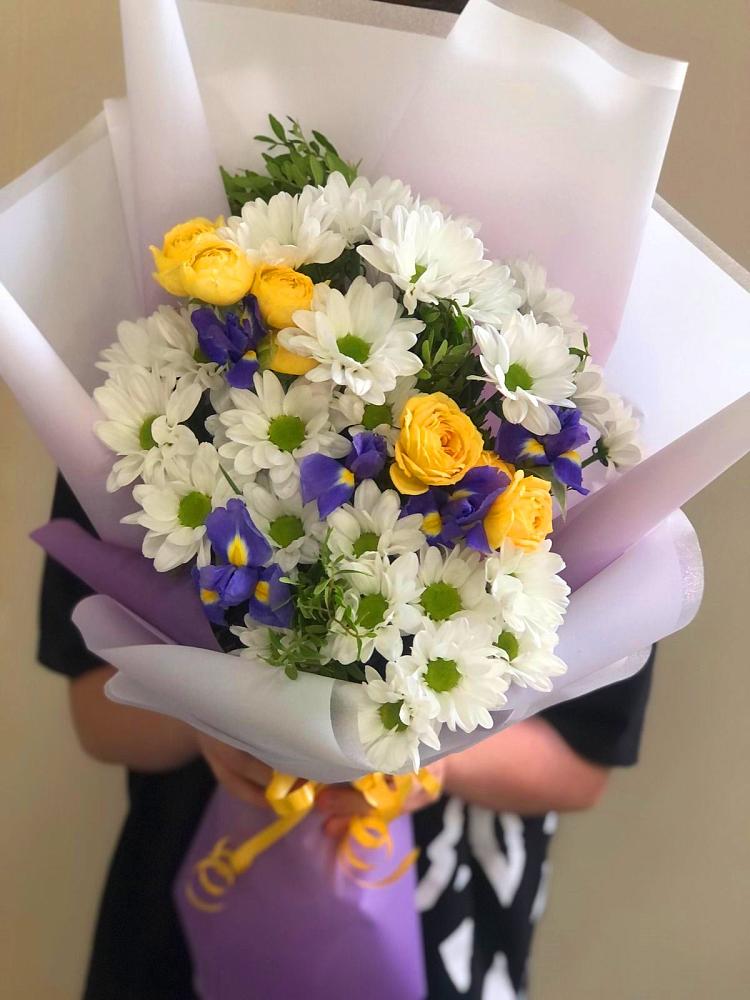 Букет цветов из: Ирисы, Хризантемы и Розы в Слободе