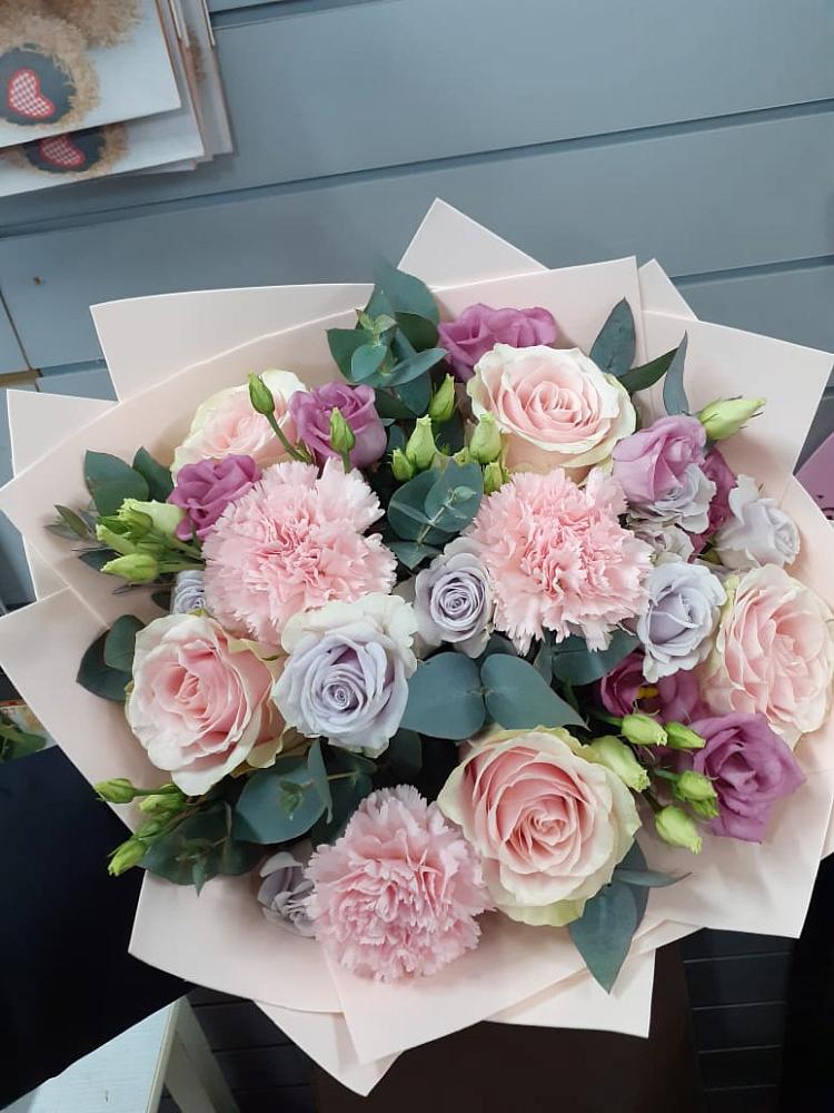 Букет цветов из: Розы, Гвоздики и Лизиантусы в Слободе